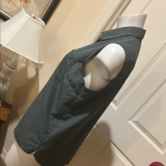 Gaiam On the Move Sleeveless Button-Up Top - Dark Gray/green. Size M. - Picture 3 of 10